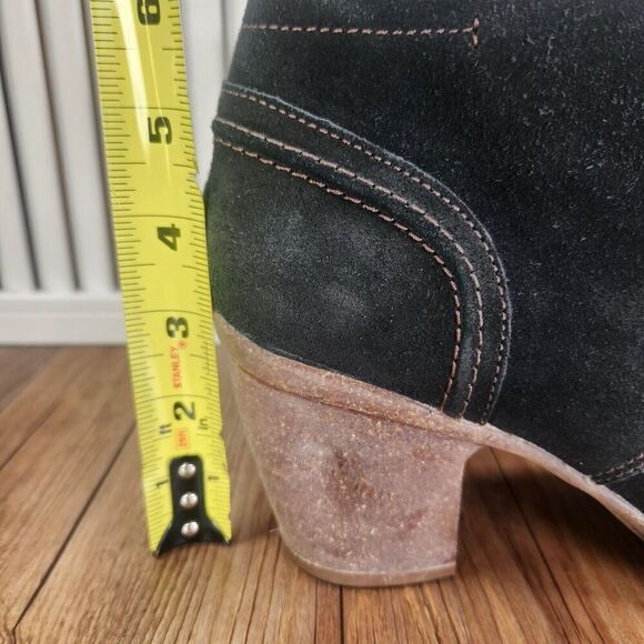Clarks Artisan Carleta Lyon Womens Sz 10M Black Suede Heeled Ankle Booties Boots - Picture 10 of 12